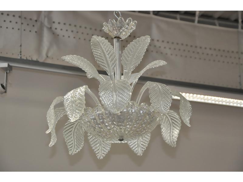 Ref.4 / Venise MURANO - Lustre en verre transparent à décor d'une corolle ornée de feuillages. Années 1940-1950 (fêle sur la tige). Hauteur 60 cm, 0 40 cm.