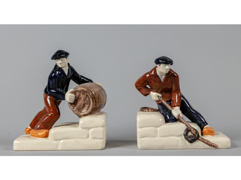 BOUVIER - Quimper : Paire de serre-livres en terre cuite moulée et émaillée représentant deux dockers.  Signés.  Vers 1920.  Hauteur : 17.5 et 19 cm.