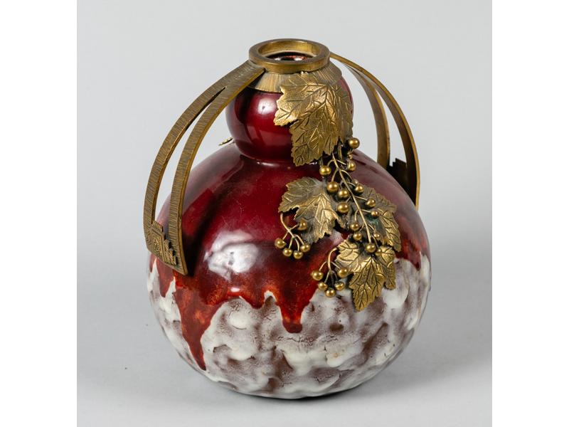 Vase boule en céramique, monture en laiton à décor de pampres de vigne et motifs géométriques. Epoque Art Déco. Hauteur 22 cm.