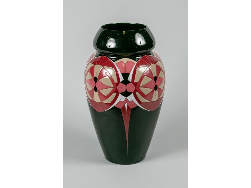 Vase en terre cuite émaillée à décor de motifs géométriques polychromes.  Epoque Art Déco.  Signé J.H TOULON.  Hauteur : 39 cm.