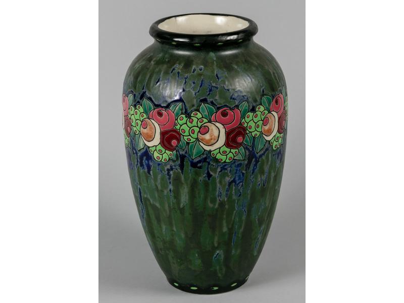 KERAMIS - Vase en grès à décor floral émaillé. Vers 1920. Hauteur : 32 cm.