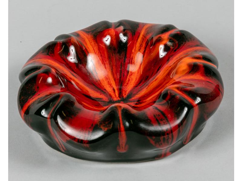 VALLAURIS - Cendrier en céramique émaillée à décor flammé. 0 17 cm.