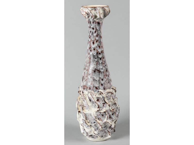 VALLAURIS - Grand vase à long col en céramique vernissée et sculptée à décor polychrome. Hauteur 51 cm.