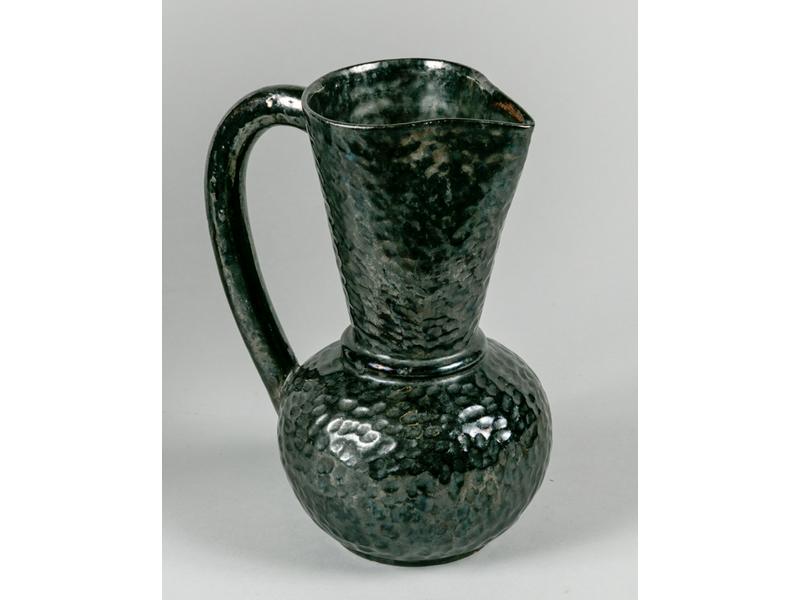 Antoine FAZIO à VALLAURIS : Verseuse en céramique émaillée noire.  Signé du cachet.  Hauteur : 18.5 cm.  On joint une coupe à anses en céramique de Vallauris.  Hauteur : 21 cm.