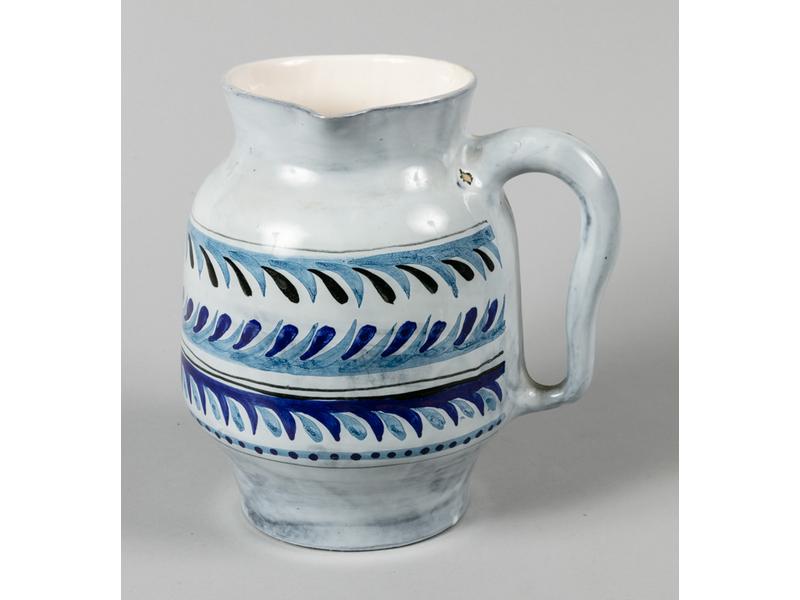 Roger CAPRON (1922-2006) VALLAURIS - Cruche à eau en céramique émaillée en camaïeu bleu. Signée. (Petits éclats d'émail). Hauteur 21.5 cm.