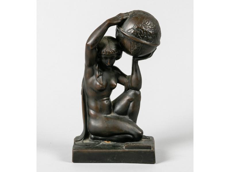 Statuette représentant une femme assise supportant la terre.  Alliage patine brune.  Hauteur : 22.5 cm.