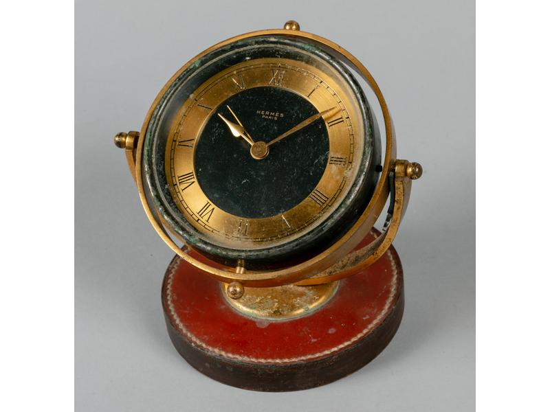 Paul DUPRE-LAFON (1900-1971) pour HERMES Paris - Pendule de bureau en forme de compas de marine en laiton et acier reposant sur un socle en cuir gainé. 0 12.5 cm.