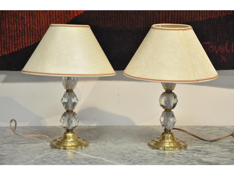 Paire de petites lampes de chevet en laiton et verre facetté.  Années 40/50.  Hauteur : 30 cm.