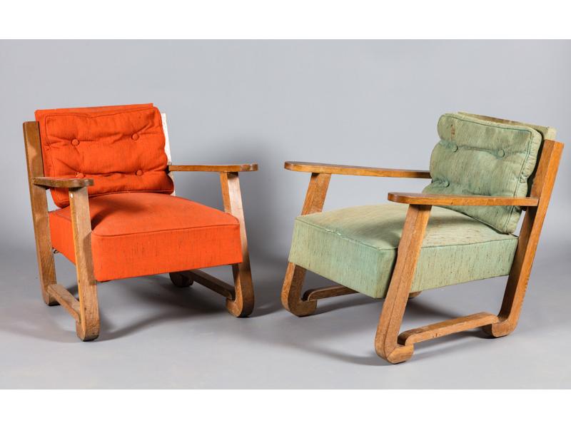Francisque CHALEYSSIN (1872-1951) : Paire de fauteuils en chêne.  Dossiers plats légèrement inclinés.  Accotoirs plats.  Garniture de tissu rouge et vert.  Hauteur dossier : 70 cm. (état d'usage)