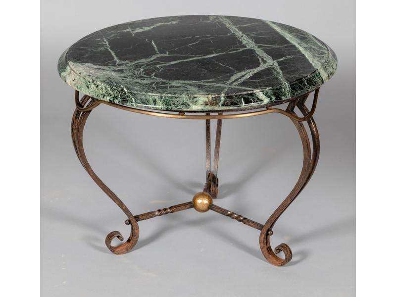 Guéridon bas de salon.  Plateau en marbre vert reposant sur un piètement en fer forgé relié par une traverse ornée d'une boule en cuivre martelé.  Années 40/50.  Diam.: 74 cm.  Hauteur : 56 cm.