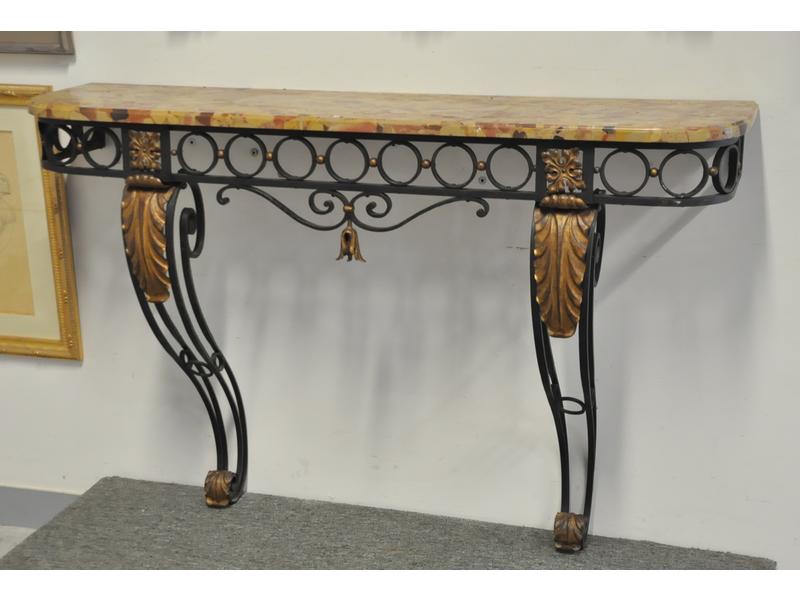 Console en fer forgé à deux montants à décor de feuilles d'acanthe et rosace en tôle dorée.  Plateau de marbre portor.  Dim.: 92x140x35 cm.