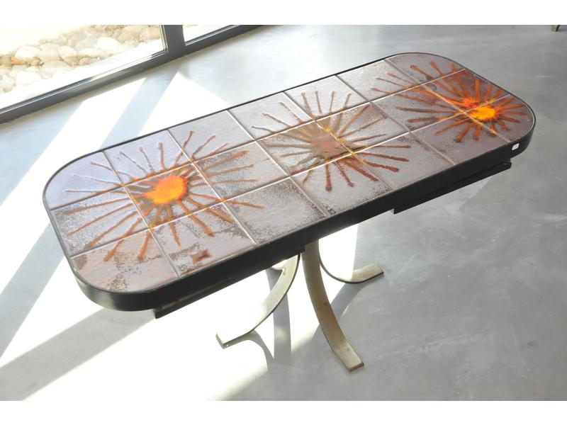 Roger CAPRON (1922 - 2006) - Table basse en bois de forme ovale, plateau carrelé de grès à motifs gravé à l'herbier. Signée. Hauteur 29.5 cm. Dim. Plateau : 103x91 cm.