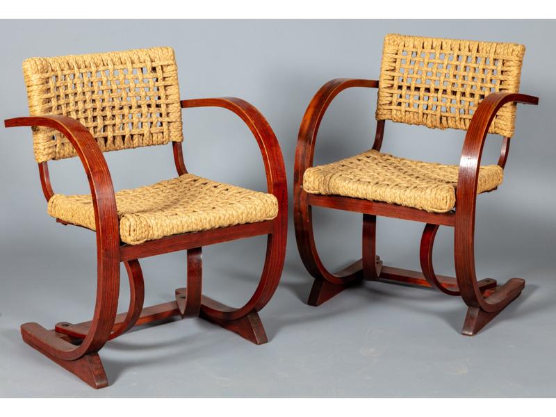 Dans l'esprit de VIBO - Paire de fauteuils en bois et cordage tressé, accotoirs en arc de cercle.