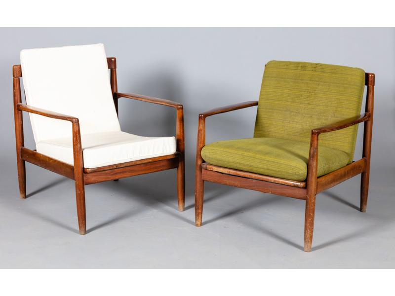 Paire de fauteuils scandinave en teck (petits chocs, état d'usage). Hauteur du dossier : 72 cm.