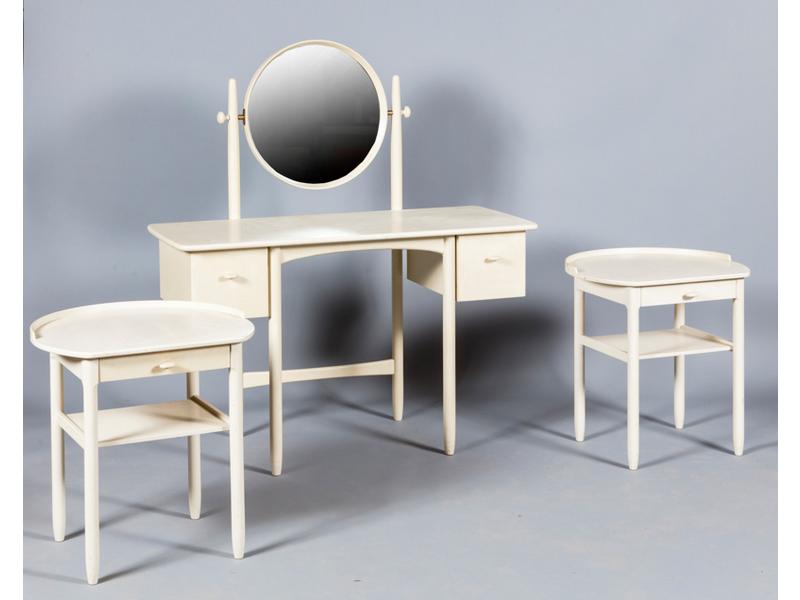 ENGSTROM et MYRSTRAND : Coiffeuse et paire de chevets en bois peint beige. Edité par Bodafors. Travail Suédois des années 50/60.  Dim. coiffeuse : 122x111 cm.
