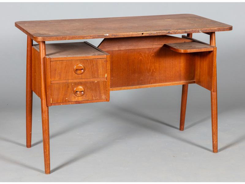 Petit bureau Danois en teck ouvrant par deux tiroirs en caisson.  Edité par Design TIBERGAARD.  Dim.: 72x110x56 cm. (plateau tâché, nombreuses usures)