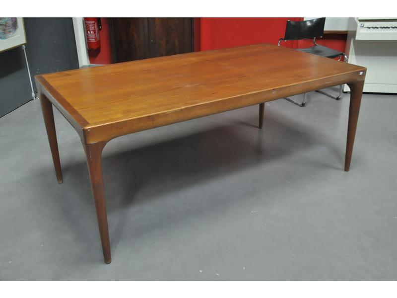Table de salle à manger en teck, plateau rectangulaire reposant sur quatre pieds fuselés, avec une allonge latérale. Travail scandinave. Dim. : 70x174x95 cm.