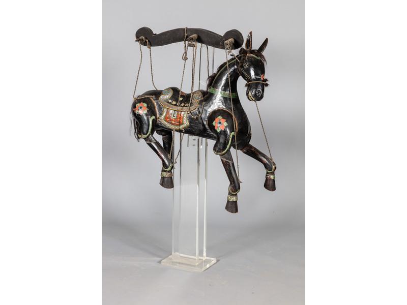 Cheval marionnette en bois sculpté et laqué, tête et pattes articulées.  Travail oriental.  Présenté sur un socle en plexiglass.  Hauteur totale : 130 cm.