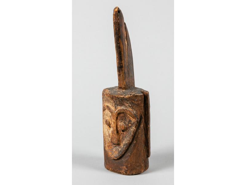 CONGO : Petit masque en bois sculpté.  Hauteur : 22.5 cm.