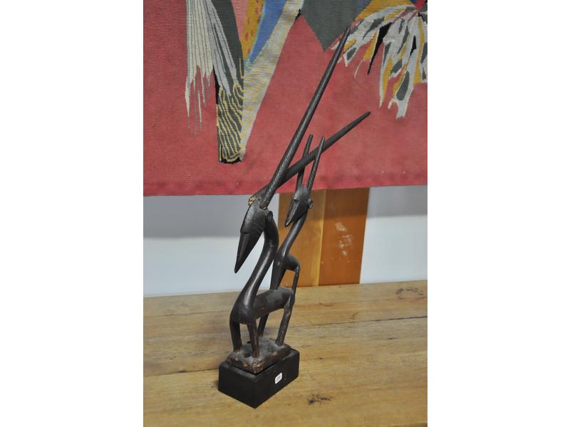 MALI   BAMBARA : Antilope femelle et son petit en bois à décor gravé (les cornes de l'antilope adulte à recoller)