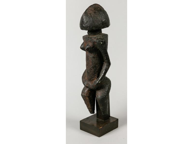 MALI   Dogon : Statuette féminine en bois à patine noire croûteuse. Hauteur avec socle: 45 cm. manque les pieds)