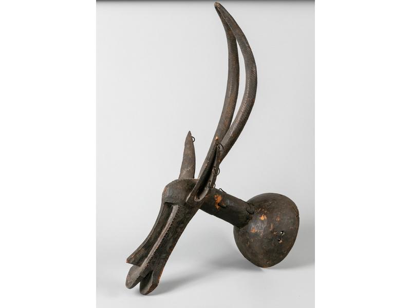 MALI   BAMBARA : Antilope Tiwara en bois, boucles d oreilles et joints en métal.