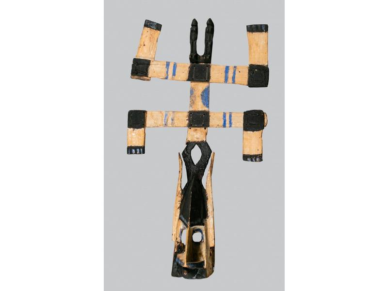 MALI   Dogon : Masque Kanagha surmonté d un couple de statuettes en bois peint.  Hauteur : 111 cm.