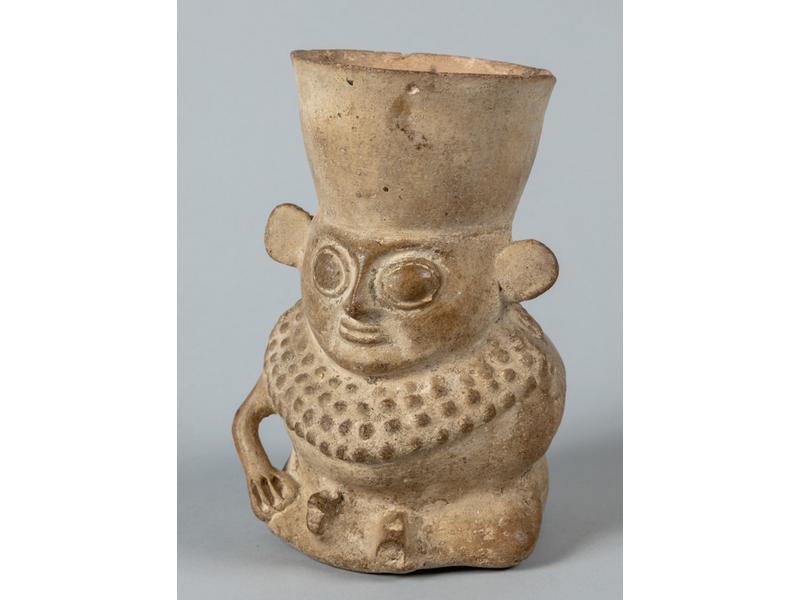 PEROU : Vase en terre cuite zoomorphe.  Hauteur : 18.5 cm. (petits accidents, manques et restaurations)
