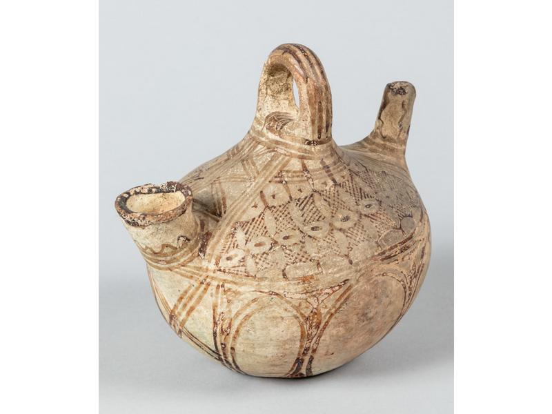 PEROU : Gourde en terre cuite à décor stylisé peint.  Hauteur : 14 cm.