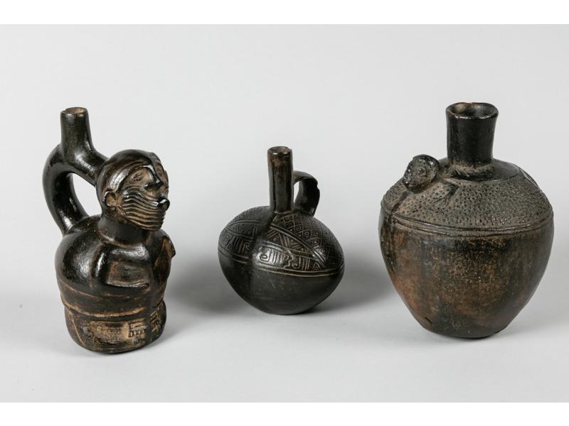 PEROU : Trois verseuses en terre cuite à patine noire. Dernière période.