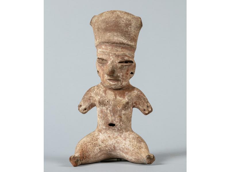 MEXIQUE : Homme à la coiffe.  Statuette en terre cuite.  Hauteur : 21 cm. (accidents)