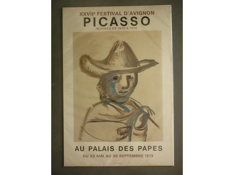 PICASSO - XXVIIe Festival d'Avignon : Belle affiche tirée sur vélin d'Arches (Hors Commerce) pour l'exposition des oeuvres de Picasso au Palais des Papes d'Avignon du 23 mai au 30 septembre 1973.  Editée par Mourlot, Paris, 1973.  Dim.: 78x53 cm.