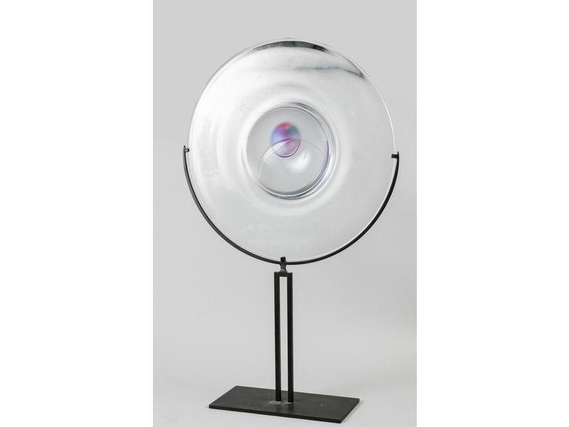 Livio SEGUSO (1930) - Murano : Sculpture en verre soufflé en partie dépoli.  Sur un socle en métal noir.  Diamètre disque : 59 cm.  Hauteur totale : 99 cm.