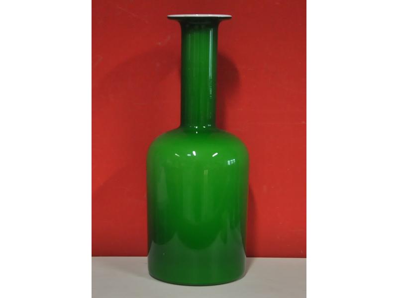 Otto BRAUER, pour HOLMEGAARD : Grand vase bouteille en verre blanc doublé vert.  Hauteur : 45 cm.  Bon état.