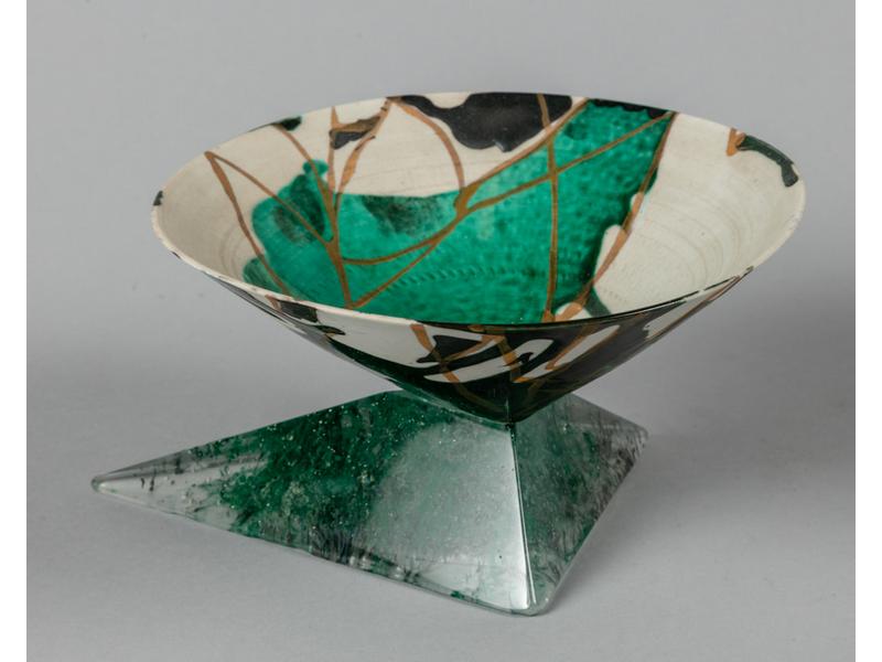 Georges et Monique STAHL (XXe siècle) : Coupe en céramique émaillée et dorée reposant sur un socle en verre de forme géométrique.  Signée.  Hauteur : 9.5 cm.