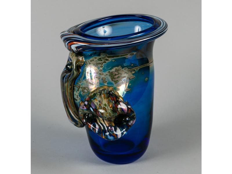 Louis LELOUP (1929) : Vase en verre soufflé et étiré à décor zoomorphe en application.  Hauteur : 22.5 cm.