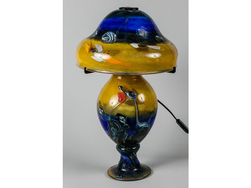 MURANO : Belle lampe champignon en verre soufflé multicouche présentant un décor en application.