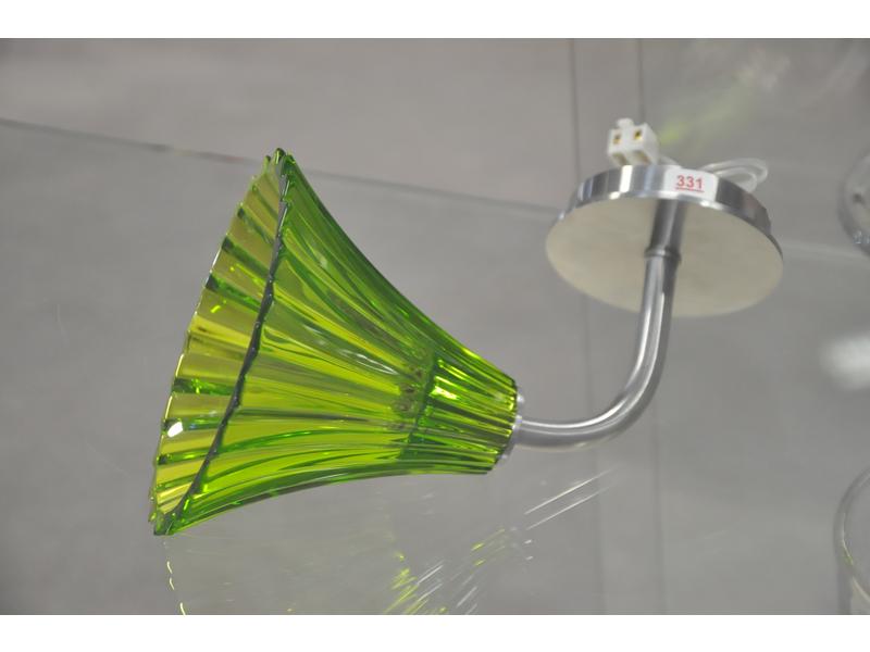 BACCARAT - Applique en acier et cristal teinté vert. hauteur 20 cm.