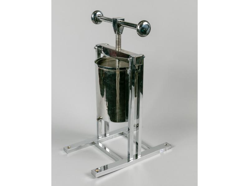 Jacques ADNET (1900-1984) : Presse-agrumes moderniste en acier réargenté.  Hauteur : 52 cm.