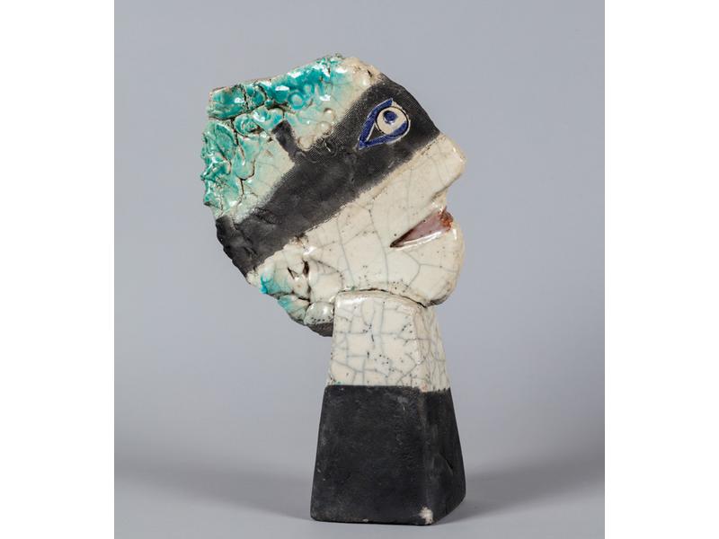 Christiane MICHEL : Tête de profil.  Sculpture en céramique et raku émaillé.  Socle pyramidal.  Hauteur : 42.5 cm. (fêle de cuisson)