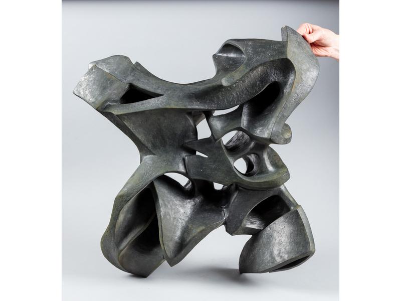 Flavie VAN DER STIGGHEL (1984) : L'aigle noir. Terre cuite vernissée, 2008.  Monogrammée.  Dim. : 62x62x18 cm.