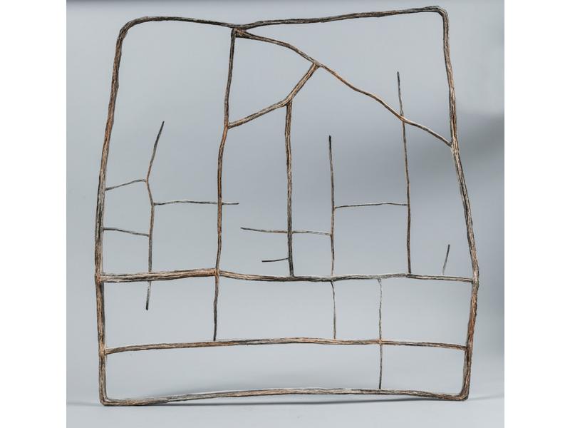 Anne DELFIEU (1947) : Réseau.  Sculpture en résine.  Signée et numérotée RS 1/99.  Dim. : 84x82 cm.