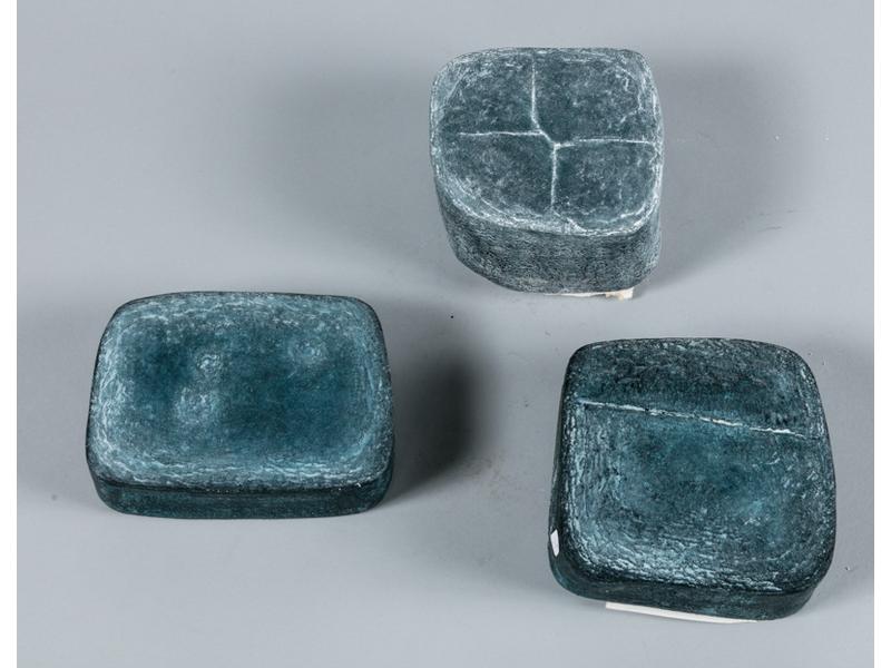 Anne DELFIEU (1947) : Trois pavés en résine.  Installation.  Chaque pavé signé au dos.