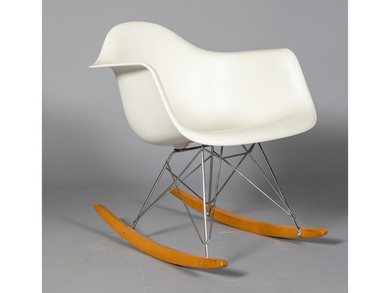 Charles et Ray EAMES (d'après) : Fauteuil RAR (Rocking Armchair Rod).  Coque en polypropylène blanc moulé.  Piètement en fil de métal chromé et patins en bois.  Edité par Vitra.