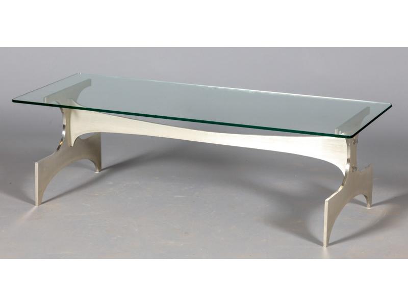 Table basse moderne de forme rectangulaire , Plateau de verre reposant sur un piétement en acier. Vers 1970. Dim. : 34x110x44 cm.