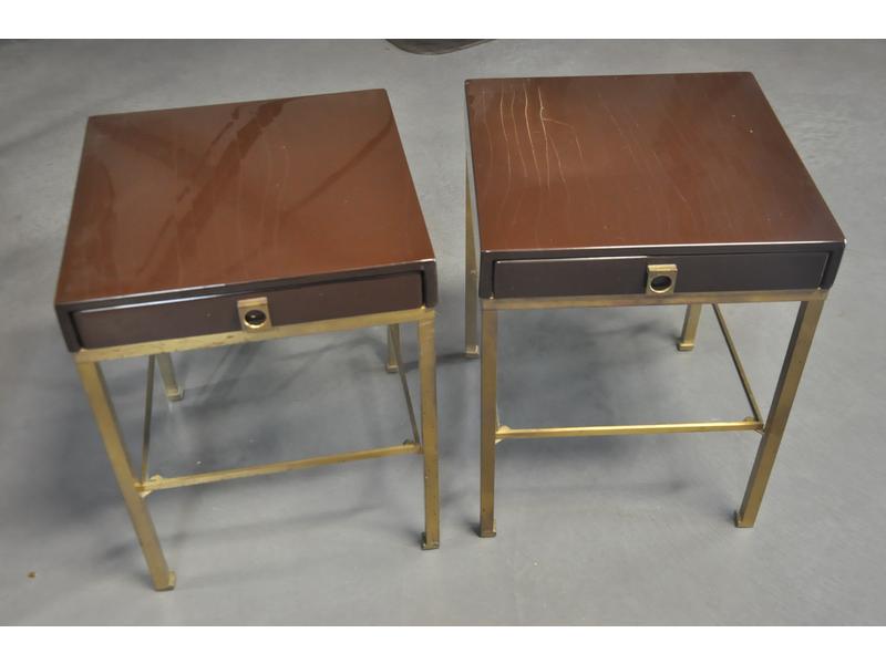Paire de petites tables de salon.  Plateaux carrés en bois laqué ouvrant par un tiroir en ceinture et reposant sur un piètement en laiton avec une tablette en verre.  Dim.: 54x42x42 cm. (plateaux en laque craquelés)