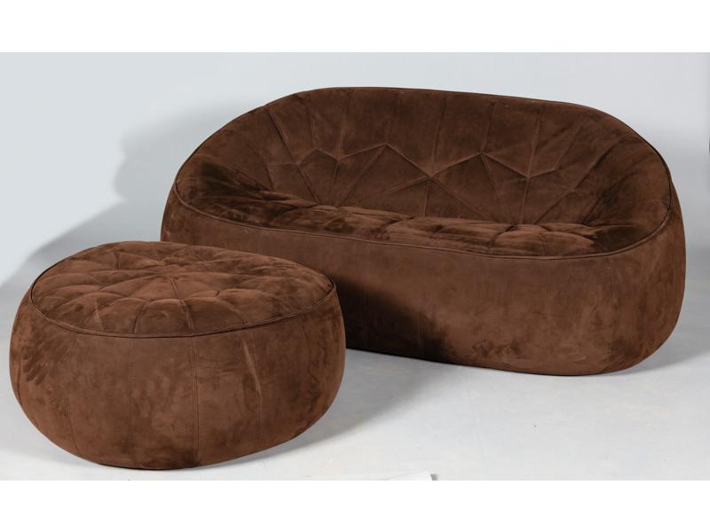 Noe DUCHAUFFOUR-LAWRENCE (1974) : Petit canapé et pouf en tissu marron.  Edité par Cinna.