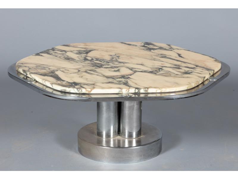 KNOLL INTERNATIONAL : Table basse de forme hexagonale.  Plateau de marbre blanc veiné.  Fût central à trois cylindres reposant sur une base circulaire en métal chromé.  Dim. : 33x73 cm.