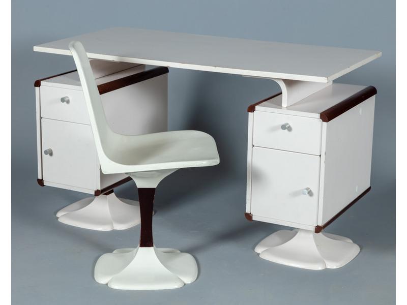 Maison GAUTIER : Mobilier de chambre à coucher en bois teinté et bois lamifié reposant sur un piètement en plastique thermoformé, comprenant une coiffeuse ouvrant par un abattant découvrant un miroir et deux petits casiers (dim.: 70x92x41 cm) , un bureau plat ouvrant par un tiroir et une porte de pa