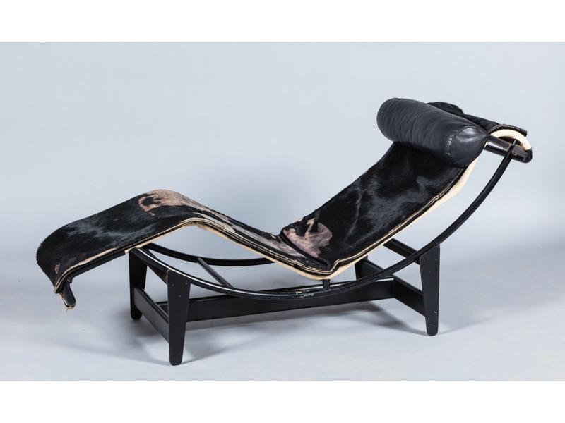LE CORBUSIER - JEANNERET - PERRIAND : Chaise longue LC4, structure en tube de métal laqué.  Garniture en peau de chèvre (usée).  Editée par Cassina, marquée n° LC4 n°13067.  Dim.: 163x56 cm.